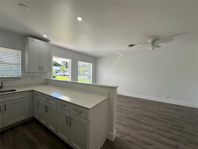 2436 Van Buren St in Hollywood, FL - Building Photo - Building Photo