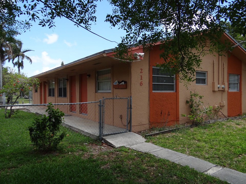 216 SW 9th St in Hallandale Beach, FL - Building Photo