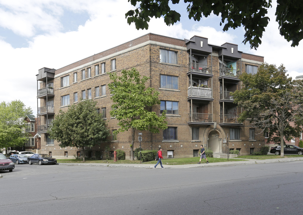 6695 W Sherbrooke O in Montréal, QC - Building Photo