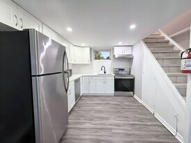 20 W 4th St in Hamilton, ON - Building Photo