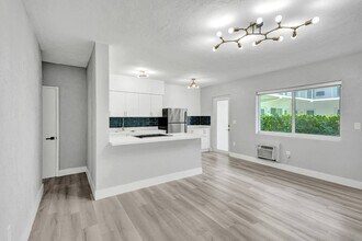 9270 E Bay Harbor Dr in Bay Harbor Islands, FL - Building Photo - Building Photo