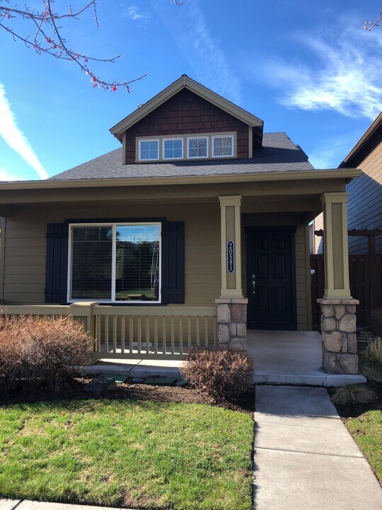 20581 Sun Meadow Way in Bend, OR - Building Photo