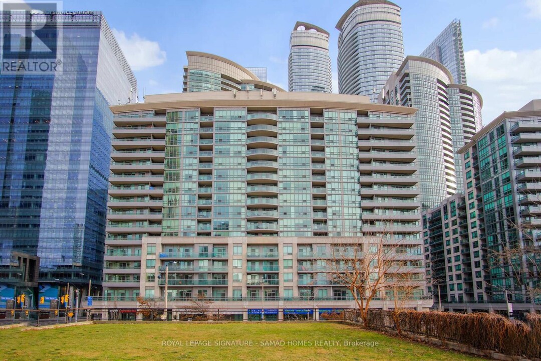51-1951 Lower Simcoe St in Toronto, ON - Building Photo