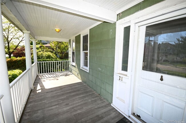 21 Arrandale Ave in Great Neck, NY - Building Photo - Building Photo