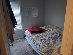 32 Horseshoe Cres in Cochrane, AB - Building Photo - Building Photo