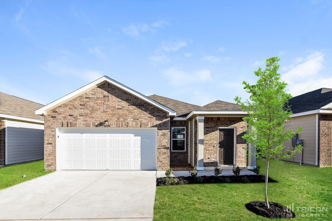 7415 Guadalupe Peak in San Antonio, TX - Building Photo