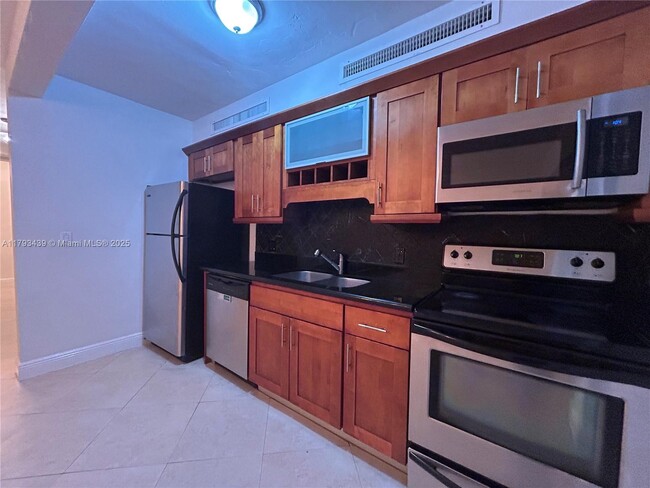 2880 Pine Tree Dr in Miami Beach, FL - Building Photo - Building Photo