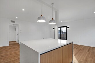 950 Havenhurst Dr, Unit 4 in West Hollywood, CA - Building Photo - Building Photo