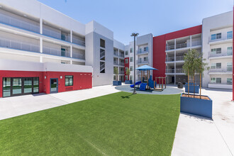 Valencia Pointe in San Diego, CA - Building Photo - Building Photo