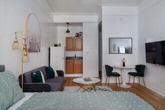 210 W 17th St in New York, NY - Building Photo - Building Photo
