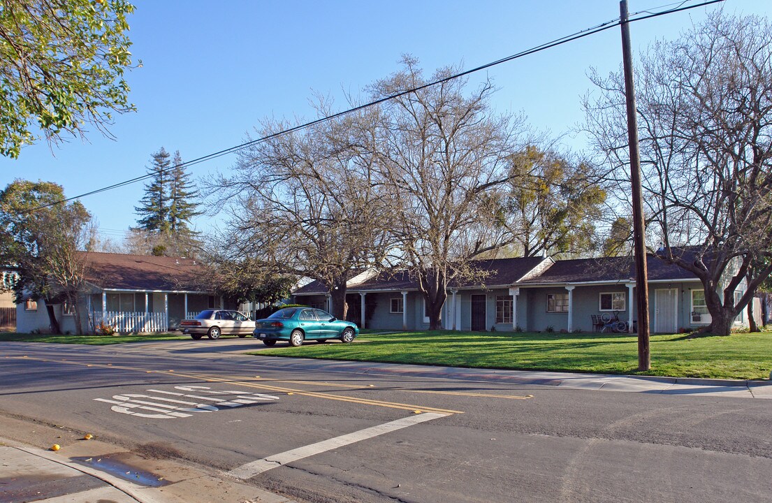 2205 18th Ave in Sacramento, CA - Foto de edificio