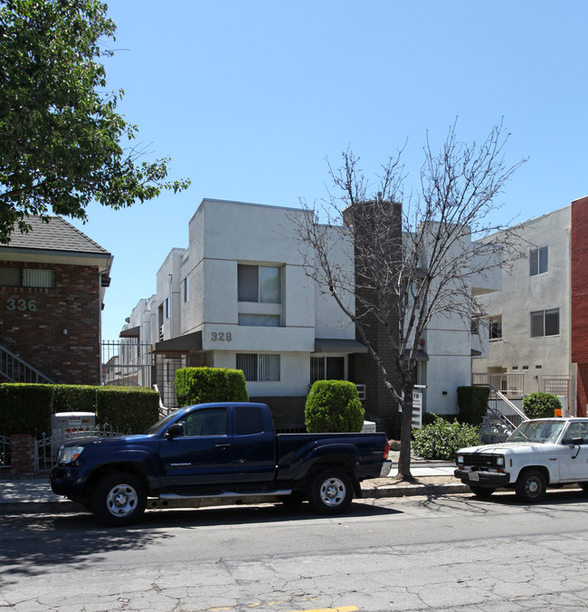 328 E Providencia Ave in Burbank, CA - Foto de edificio - Building Photo