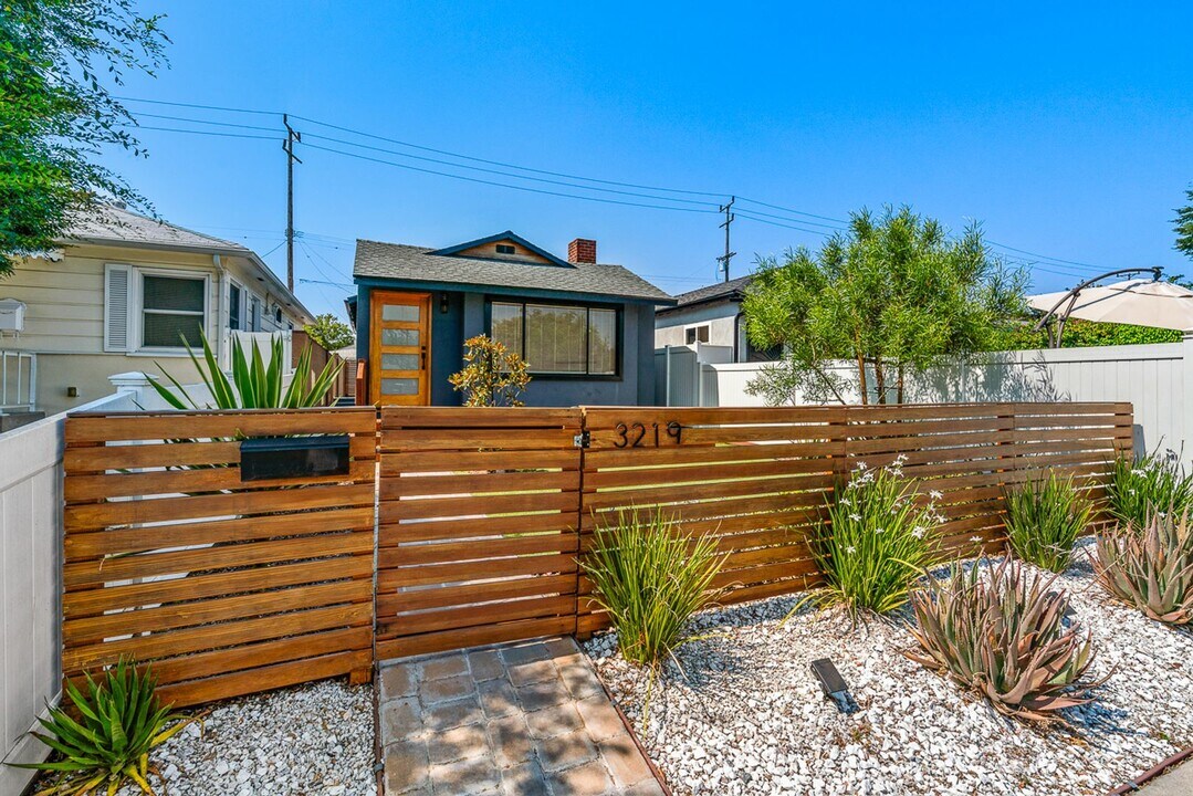 3219 W Chandler Blvd in Burbank, CA - Building Photo