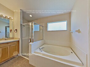 6815 Monarch Park Dr, Unit 105 in Apollo Beach, FL - Foto de edificio - Building Photo