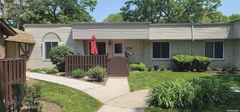 120 Glen Hollow Dr, Unit 120 Glen in Port Jefferson Station, NY - Building Photo