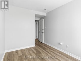 244 Penetanguishene Rd in Barrie, ON - Building Photo