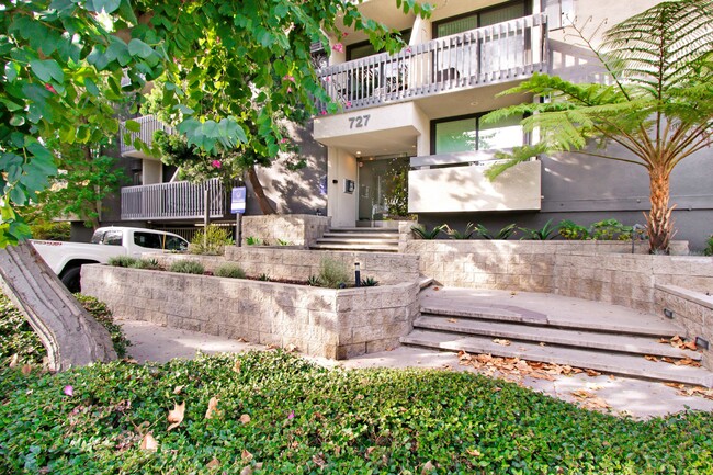727 Westbourne in West Hollywood, CA - Foto de edificio - Building Photo