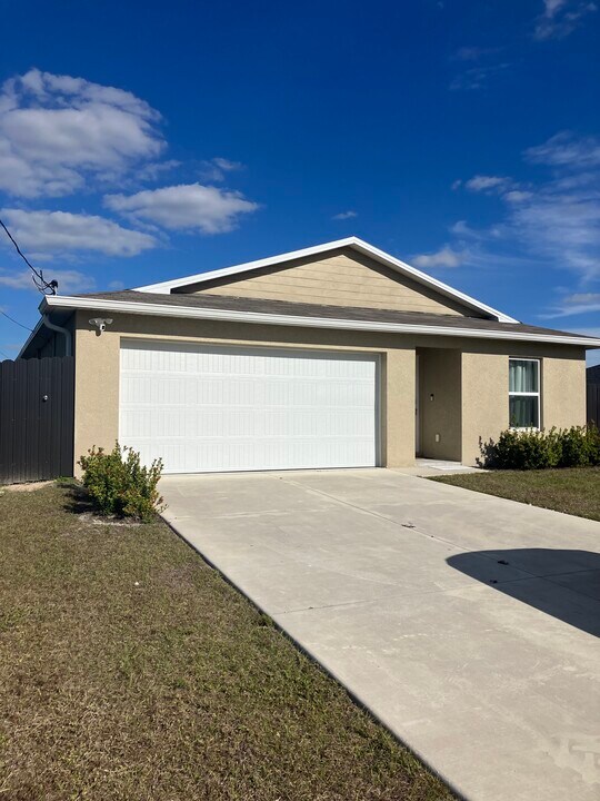 4109 NE 20th Pl in Cape Coral, FL - Building Photo