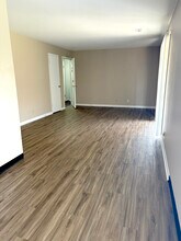 Charleston Square Apartments in Columbus, IN - Foto de edificio - Building Photo