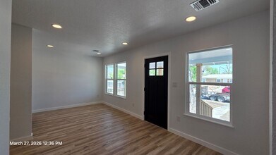 2530 W Woodlawn Ave in San Antonio, TX - Building Photo - Building Photo