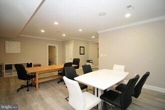 102 Bullard Cir in Rockville, MD - Foto de edificio - Building Photo