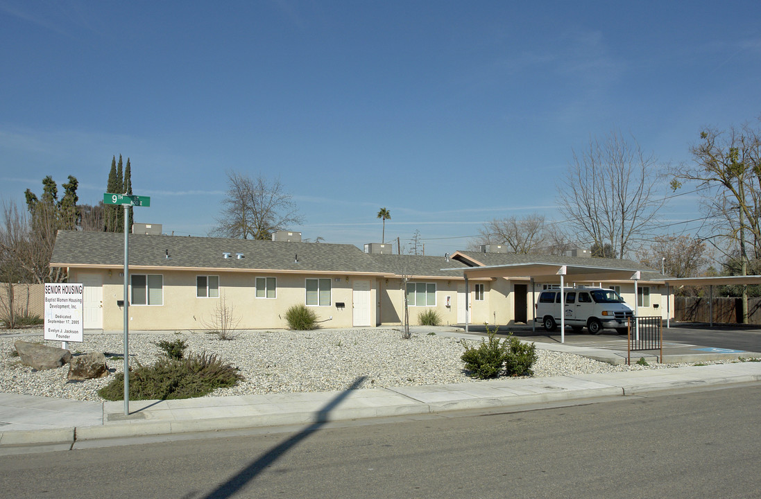 427 S Lake St in Madera, CA - Building Photo