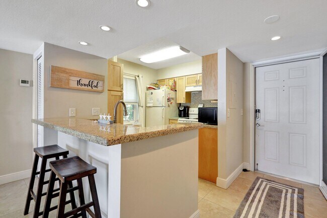 1050 Lake Shore Dr in Lake Park, FL - Building Photo - Building Photo