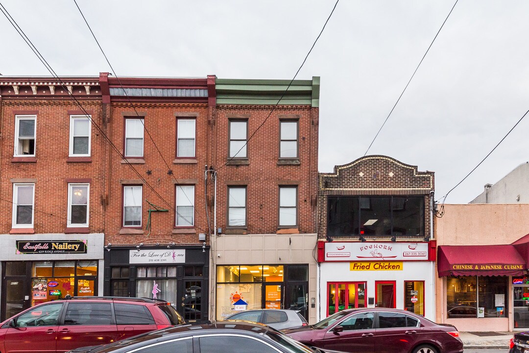 4215 Ridge Ave in Philadelphia, PA - Foto de edificio