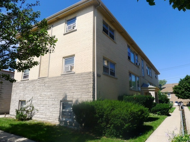 5838 W Montrose Ave in Chicago, IL - Building Photo