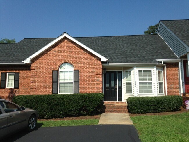 128 Wellington Ct in Amherst, VA - Foto de edificio - Building Photo