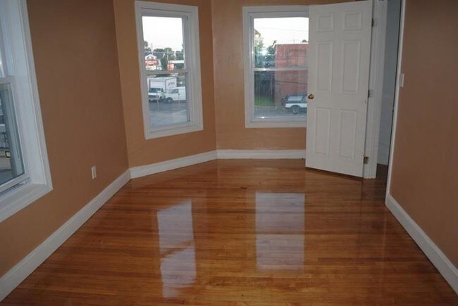 11 W Chestnut St-Unit -Apt 2 in Brockton, MA - Building Photo - Building Photo