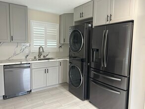 111 E 13th St, Unit 111 B in Azusa, CA - Foto de edificio - Building Photo