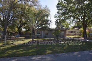105 Flamingo Dr in Auburndale, FL - Building Photo
