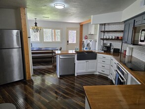 425 Carriage Trail in Montgomery, TX - Building Photo - Building Photo