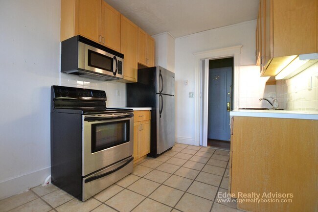 1718 Commonwealth Avenue, Unit 8 in Boston, MA - Building Photo - Building Photo
