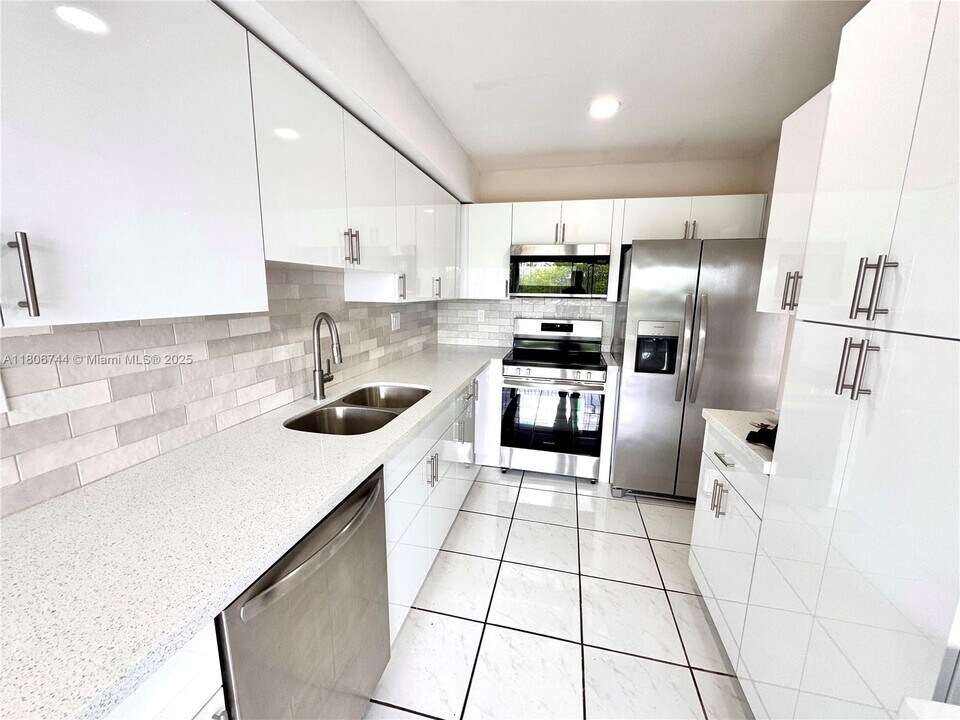 5900 SW 127th Ave in Miami, FL - Building Photo