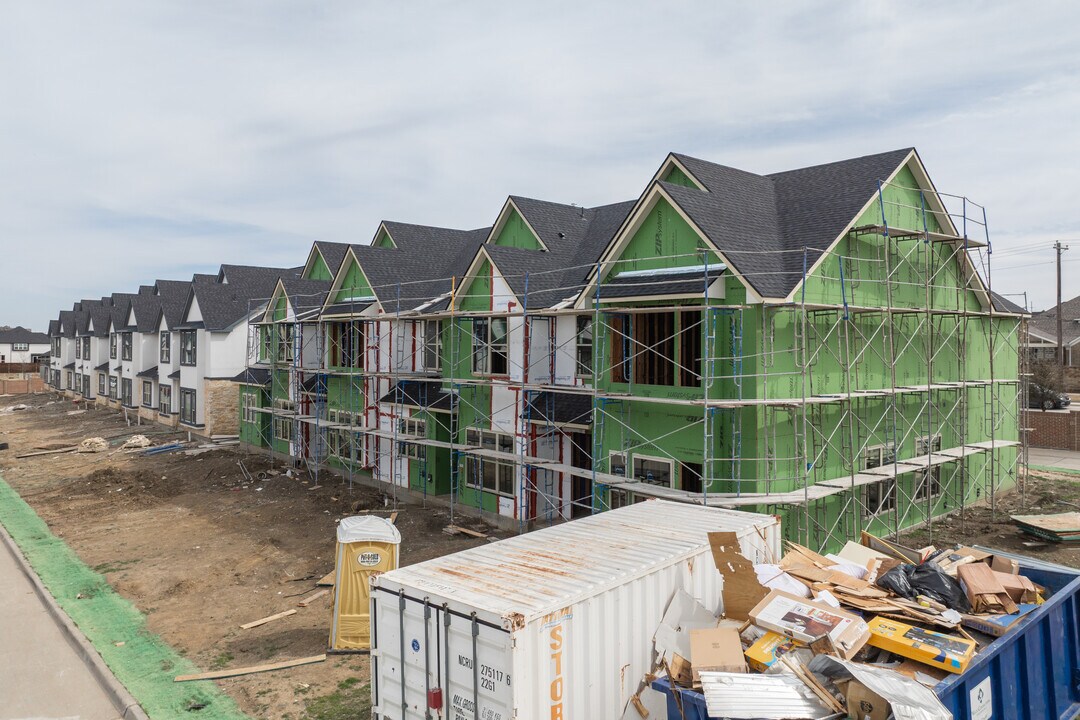 Villas of Doe Creek Townhomes in Little Elm, TX - Building Photo
