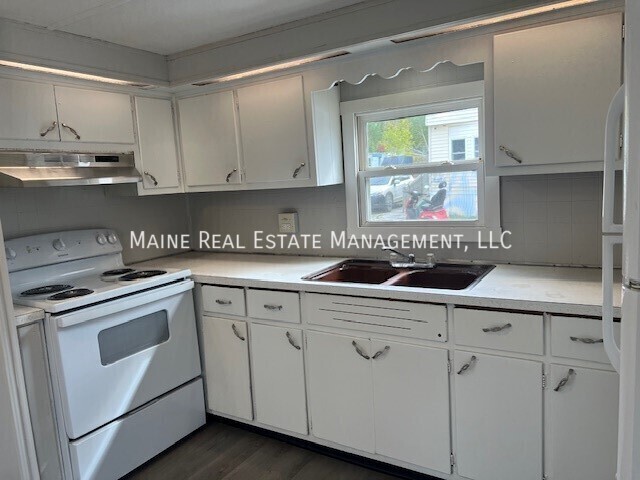681 Main Rd N in Hampden, ME - Building Photo - Building Photo