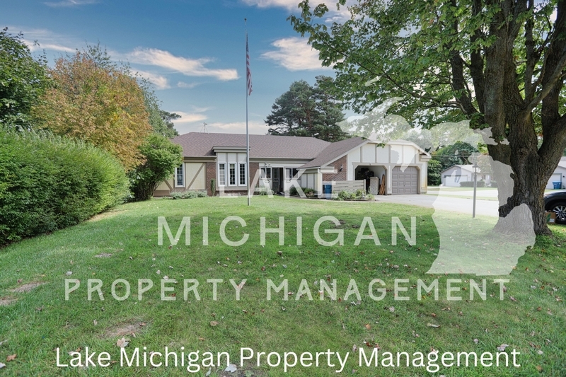 18174 Mohawk Dr in Spring Lake, MI - Building Photo