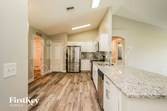 2404 Willow Tree Ln in Kissimmee, FL - Foto de edificio - Building Photo