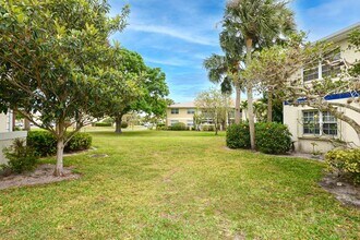 1530 SE Royal Green Cir in Port St. Lucie, FL - Building Photo - Building Photo