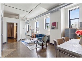 350 St Peter St in St. Paul, MN - Building Photo