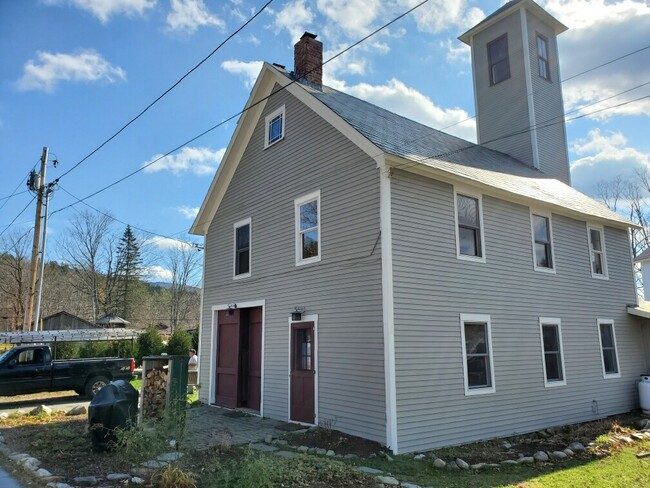 72 Crescent St, Unit Downstairs