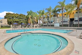 Villa Siena in Costa Mesa, CA - Foto de edificio - Building Photo