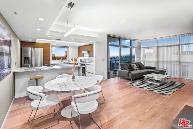 property at 13700 Marina Pointe Dr