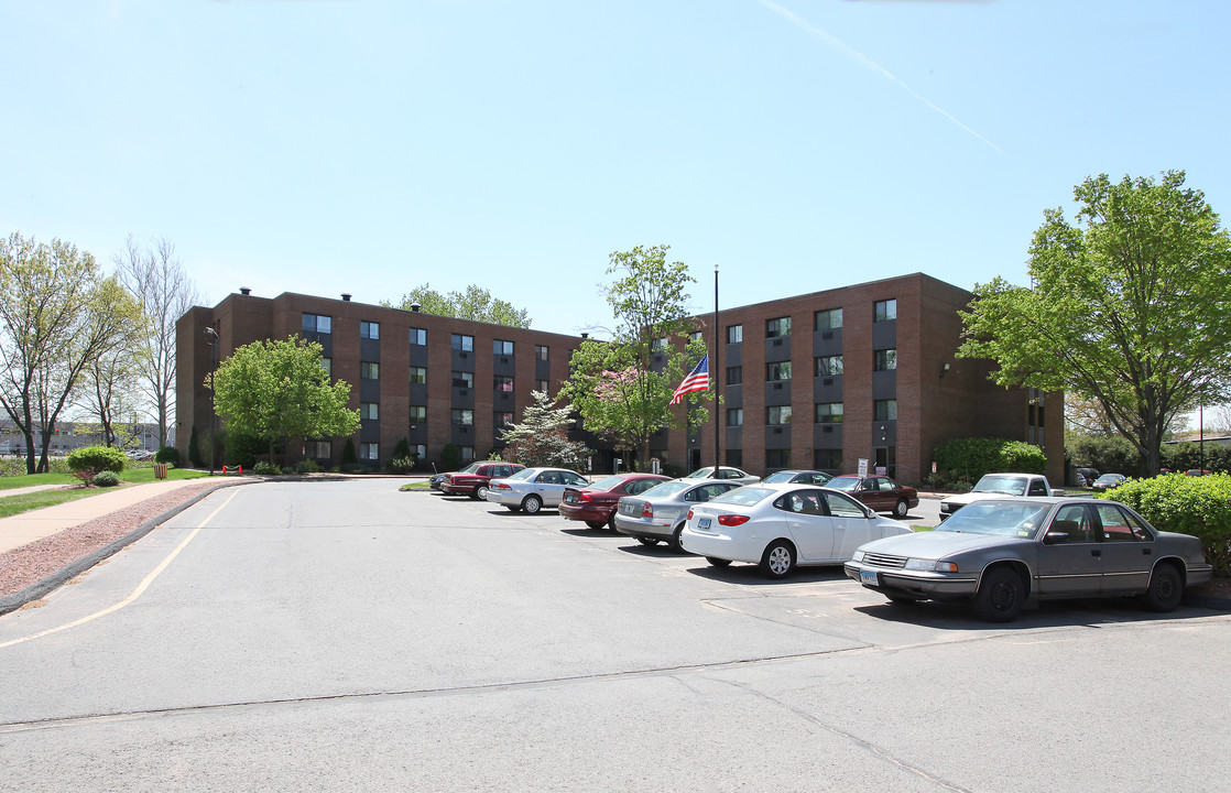 Willow Arms in East Hartford, CT - Building Photo