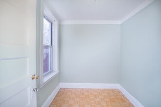 2425 23rd St in Astoria, NY - Foto de edificio - Building Photo