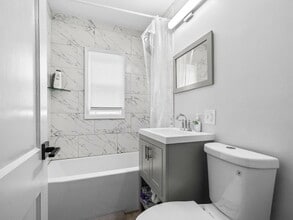 254 Main St, Unit 2 in Medford, MA - Foto de edificio - Building Photo