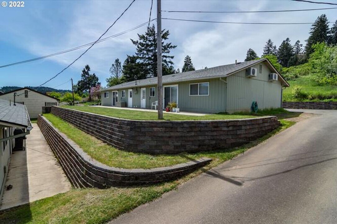 707 Cedar St in Yoncalla, OR - Building Photo