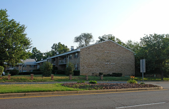 1130 S Washington St in Falls Church, VA - Building Photo - Building Photo